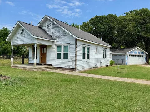 2110 E Hanna St, Calvert, TX 77837
