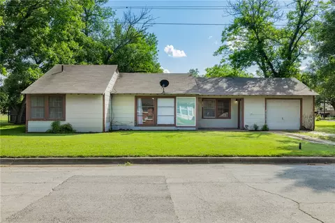 1102 Post Oak St, Hearne, TX 77859