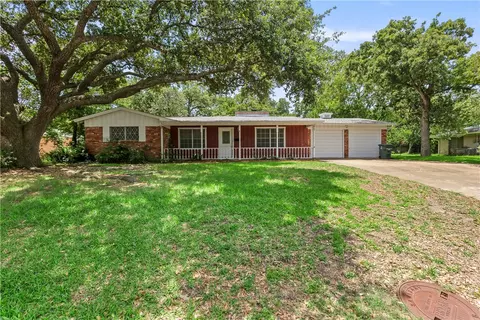 2102 Wayside Dr, Bryan, TX 77802