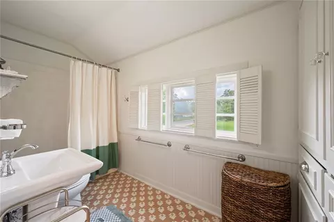 Bath - 301 Hensel Ave, Bryan, TX 77801 photo 5 of 6