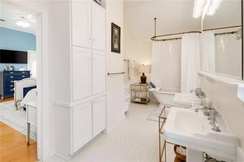 Bath - 301 Hensel Ave, Bryan, TX 77801 photo 2 of 6