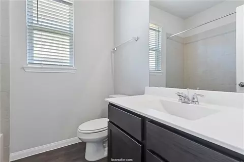 Bath - 5769 Paseo Pl, Bryan, TX 77807 photo 3 of 3