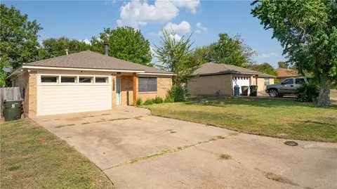 1001 Braeswood Dr, Bryan, TX 77803