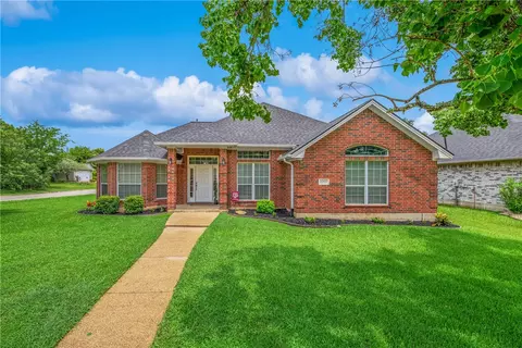 6201 Cromwell Ct, Bryan, TX 77802