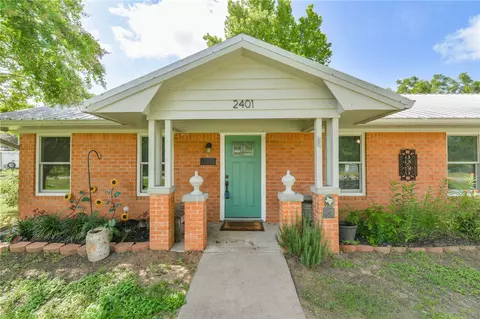 2401 Country Meadows Ln, Brenham, TX 77833