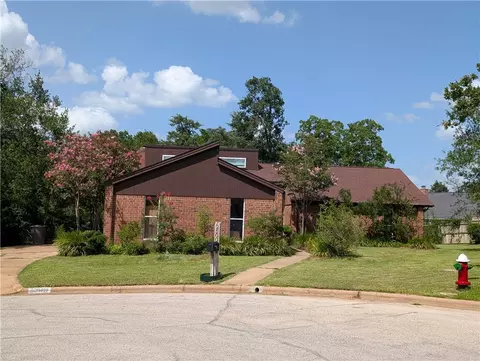 2500 Whispering Oaks Cir, Bryan, TX 77802