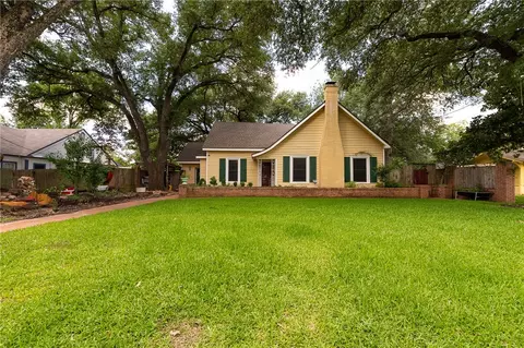 1004 S Magnolia St, Hearne, TX 77859