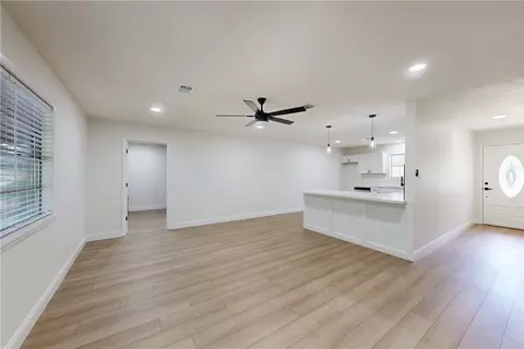 904 Dumas Dr, Bryan, TX 77803 photo 3