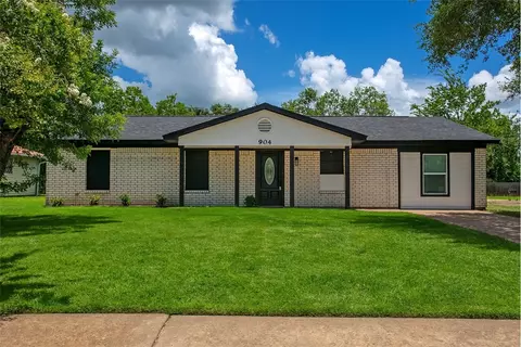 904 Dumas Dr, Bryan, TX 77803