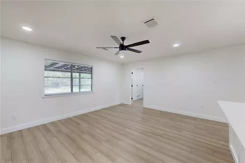 904 Dumas Dr, Bryan, TX 77803 photo 4