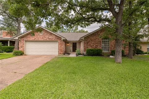 9206 Shadowcrest Dr, College Station, TX 77845