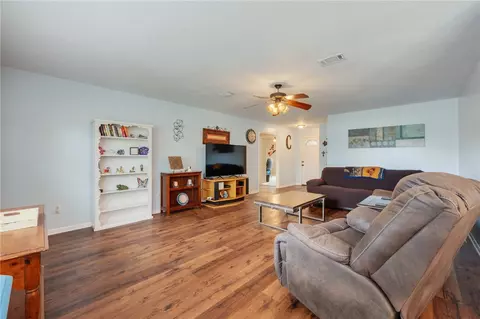 1904 Sharon Dr, Bryan, TX 77802 photo 3