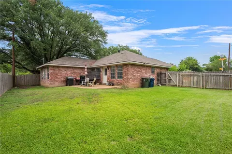 1904 Sharon Dr, Bryan, TX 77802 photo 2