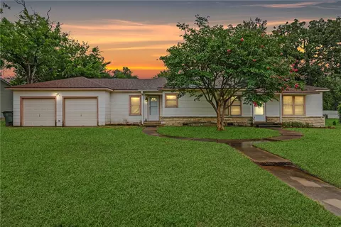 105 Highland Dr, Bryan, TX 77801