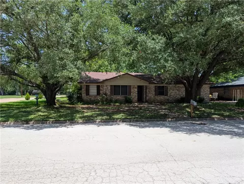 812 Victoria St, Navasota, TX 77868