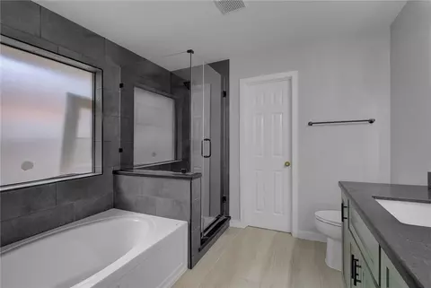 Bath - 2101 Pebblebrook Ln, Bryan, TX 77807 photo 4 of 6