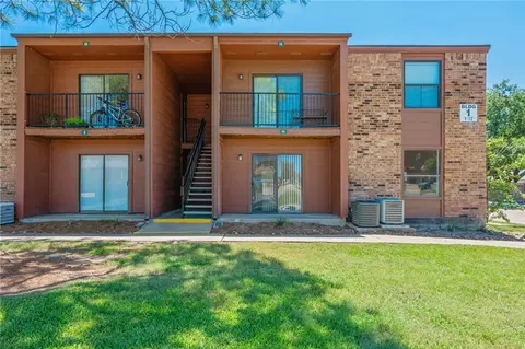 904 University Oaks 11, College Station, TX 77840