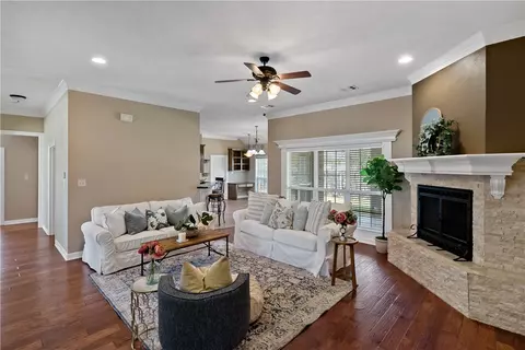 3703 Park Crest Dr, Bryan, TX 77802 photo 3