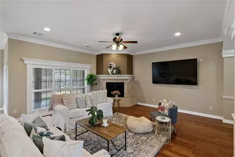 3703 Park Crest Dr, Bryan, TX 77802 photo 2
