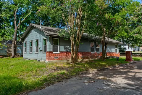 Exterior - 913 Travis St, Bryan, TX 77803 photo 2 of 5