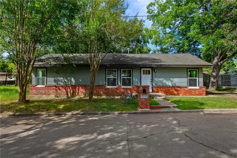 913 Travis St, Bryan, TX 77803