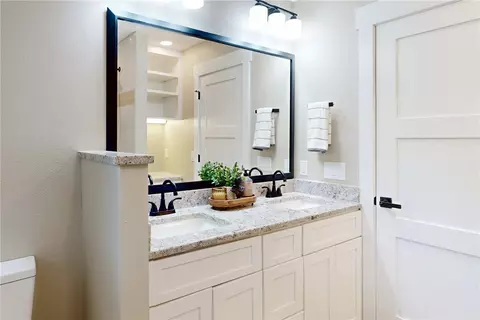 Bath - 913 Travis St, Bryan, TX 77803 photo 2 of 5