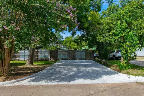 Exterior - 913 Travis St, Bryan, TX 77803 photo 4 of 5