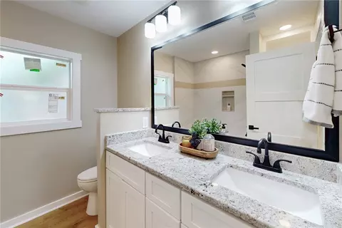 Bath - 913 Travis St, Bryan, TX 77803 photo 1 of 5