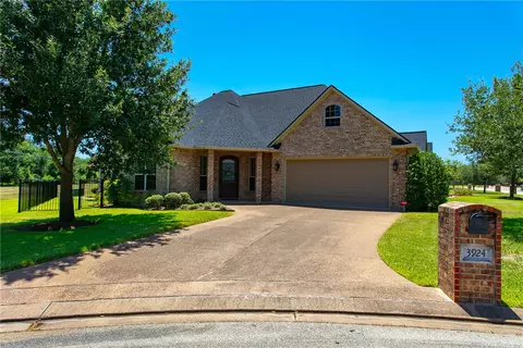 3924 Park Meadow Ln, Bryan, TX 77802