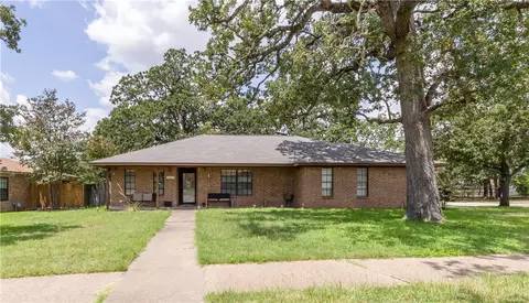 4017 Woodcrest Dr, Bryan, TX 77802