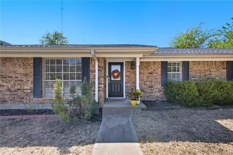 3702 Tanglewood Dr, Bryan, TX 77802
