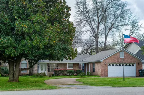 40 Golfview Dr, Hilltop Lakes, TX 77871