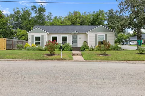 114 E Obryant St, Bellville, TX 77418
