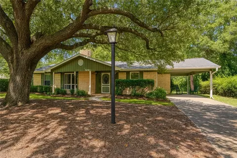 80 Golfview Dr, Hilltop Lakes, TX 77871
