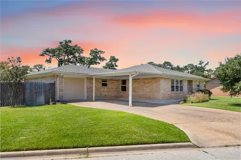 2310 Morningside Dr, Bryan, TX 77802