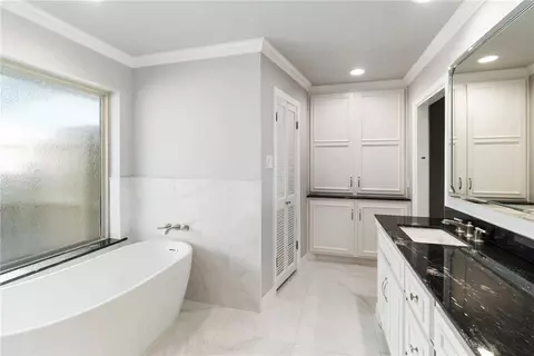 Bath - 2807 Barwick Cir, Bryan, TX 77802 photo 2 of 6