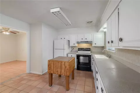 Kitchen - 515 N Sharp, Franklin, TX 77856 photo 1 of 2
