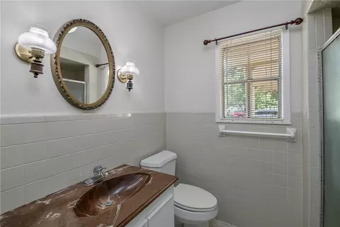 Bath - 515 N Sharp, Franklin, TX 77856 photo 4 of 4