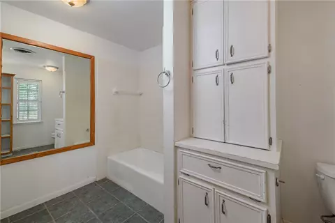 Bath - 515 N Sharp, Franklin, TX 77856 photo 2 of 4