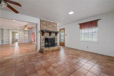 Living - 515 N Sharp, Franklin, TX 77856 photo 2 of 5
