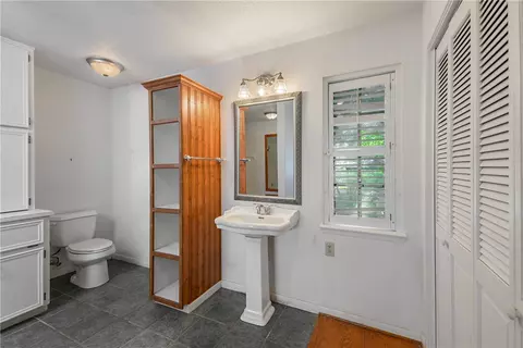 Bath - 515 N Sharp, Franklin, TX 77856 photo 1 of 4