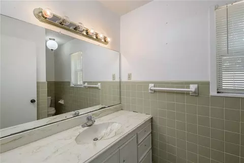Bath - 515 N Sharp, Franklin, TX 77856 photo 3 of 4