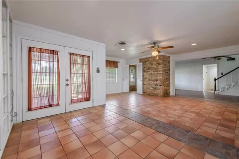 Living - 515 N Sharp, Franklin, TX 77856 photo 4 of 5