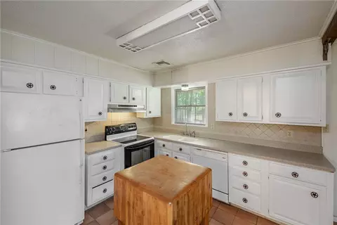 Kitchen - 515 N Sharp, Franklin, TX 77856 photo 2 of 2
