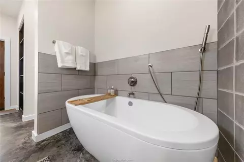 Bath - 505 E 24th St, Bryan, TX 77803 photo 2 of 3