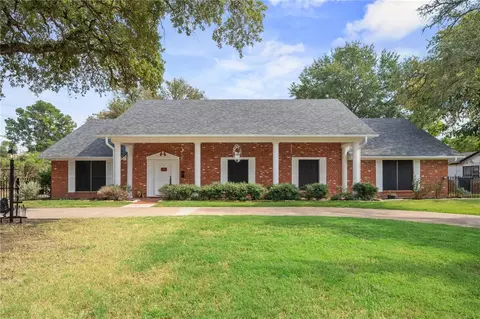 503 Calvert St, Hearne, TX 77859