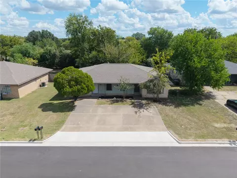 212-214 Yale Cir, College Station, TX 77840