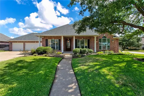 823 Plum Hollow Dr, College Station, TX 77845
