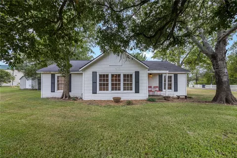 323 Rogers St, Normangee, TX 77871