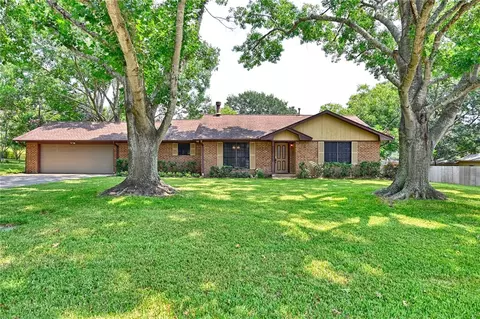 2607 Daisy Dr, Brenham, TX 77833